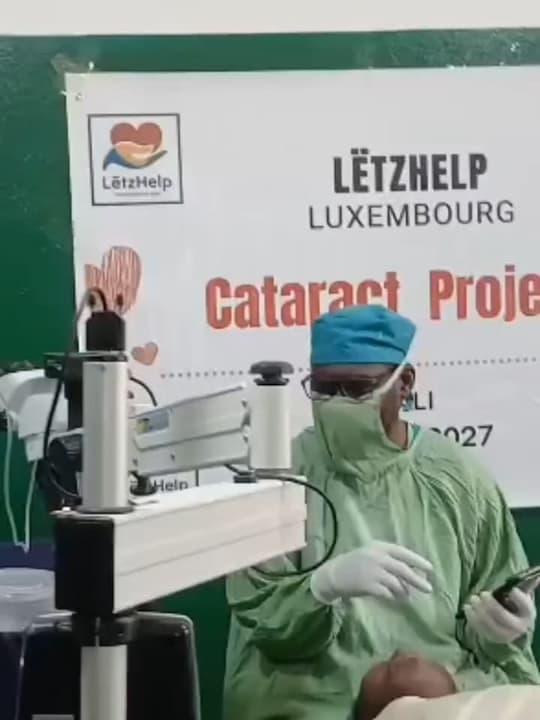 The operating room in Mali: a cataract operation under the microscope